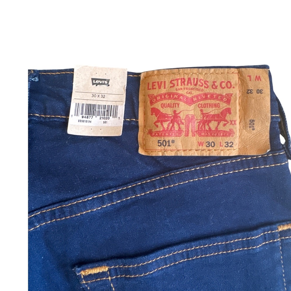 Levis 501 Original Fit Mens Jeans Dark Wash Indigo Blue Button Fly 30x32 NEW - Picture 4 of 5